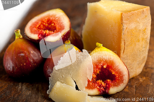 Image of pecorino cheese and fresh figs 