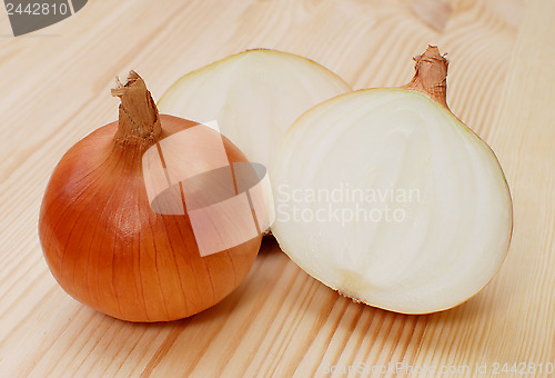 Image of White onions, whole and halved