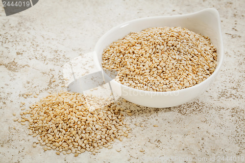 Image of unhulled sesame seeds