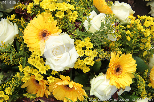 Image of White roses and yellow gerberas