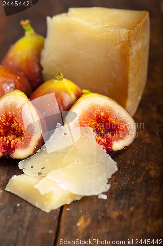 Image of pecorino cheese and fresh figs 