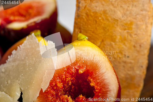 Image of pecorino cheese and fresh figs 