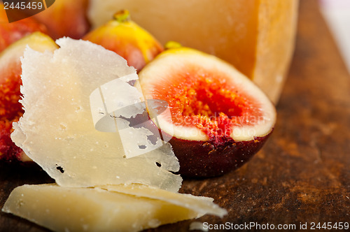 Image of pecorino cheese and fresh figs 