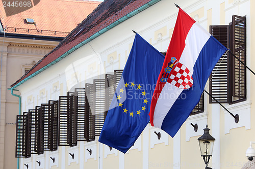 Image of EU and Croatian flags together on Government building
