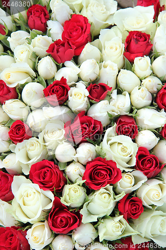 Image of Red and white roses in a wedding centerpiece