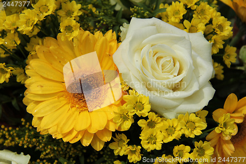 Image of White roses and yellow gerberas