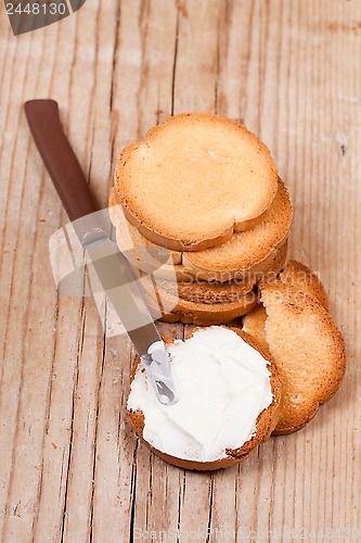 Image of snack crackers with cream cheese 