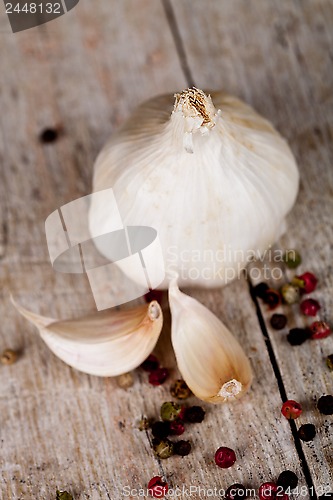 Image of fresh garlic and peppercorns 