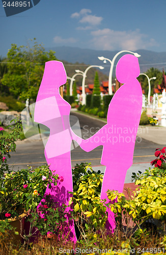 Image of figurines of lovers in a botanical garden