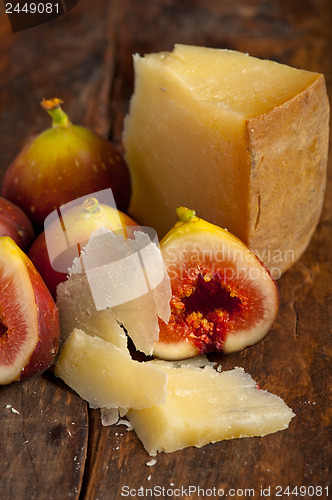 Image of pecorino cheese and fresh figs 