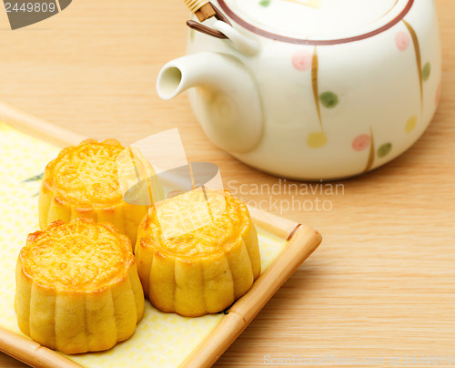 Image of Mooncake and teapot