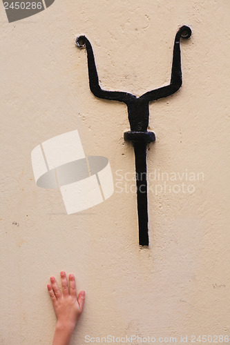Image of hand on the wall