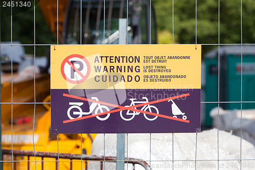 Image of No parking sign at the Eiffel tower