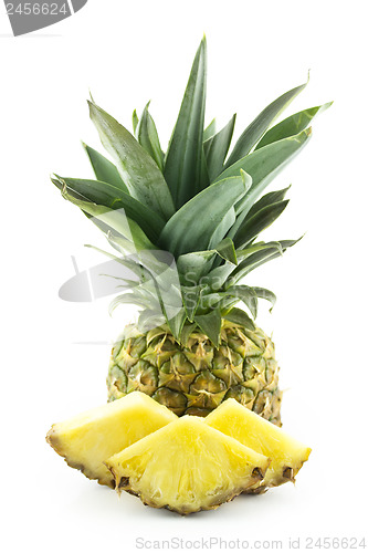 Image of Ripe pineapple with slices