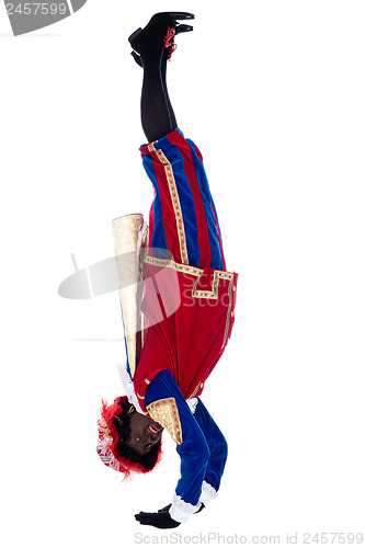 Image of Zwarte Piet is doing a handstand