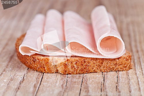 Image of bread with sliced ham 