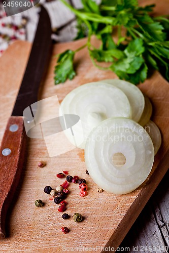 Image of fresh sliced onion and parsley 