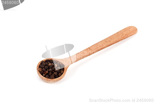 Image of black pepper in wooden spoon 