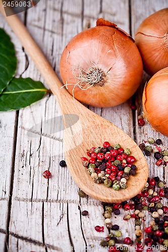 Image of fresh onions and peppercorns