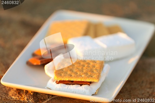 Image of smores and its ingredients