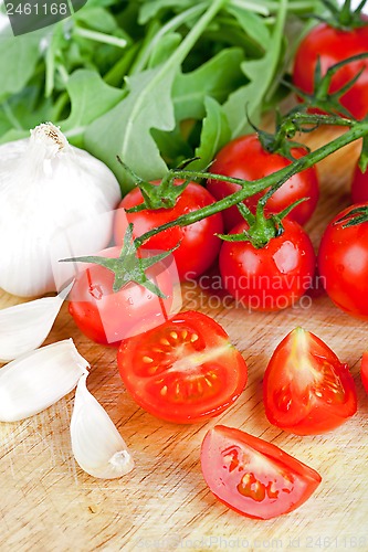 Image of fresh tomatoes, rucola and garlic