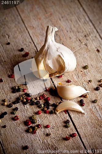 Image of fresh garlic and peppercorns 