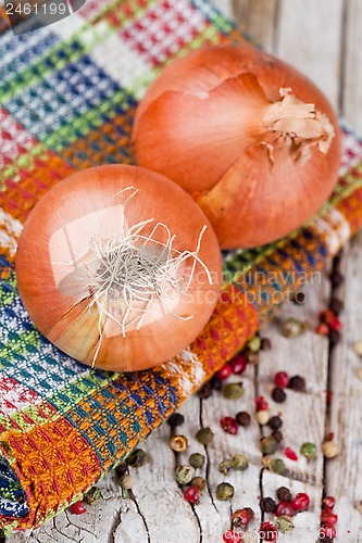 Image of fresh onions and peppercorns 