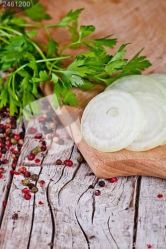 Image of fresh sliced onion, peppercorns and parsley 