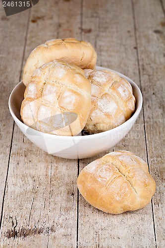 Image of fresh baked buns in a bowl 