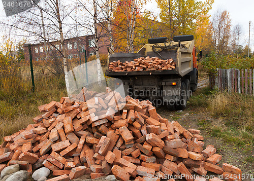 Image of Dump truck downloading red blocks 