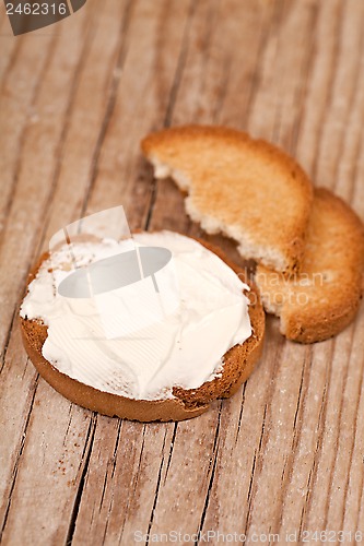 Image of snack crackers with cream cheese 