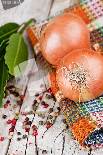 Image of fresh onions, peppercorns and bay leaves 