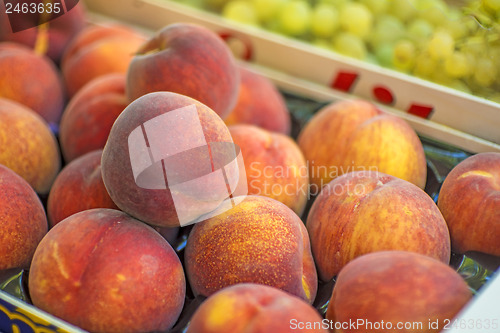 Image of peaches on a market