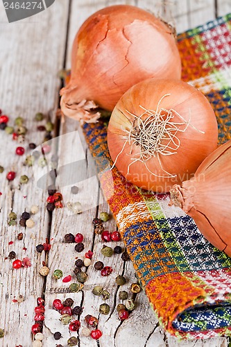 Image of fresh onions and peppercorns