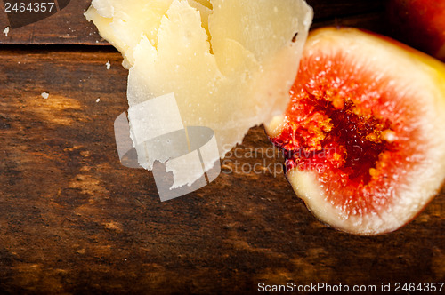 Image of pecorino cheese and fresh figs 