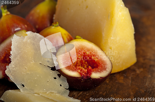 Image of pecorino cheese and fresh figs 