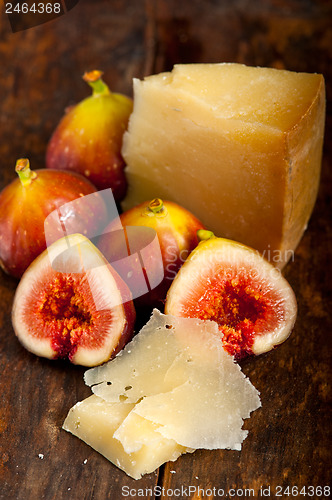 Image of pecorino cheese and fresh figs 