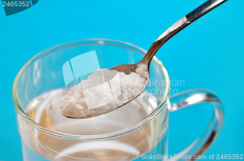 Image of Spoon of baking soda over glass of water