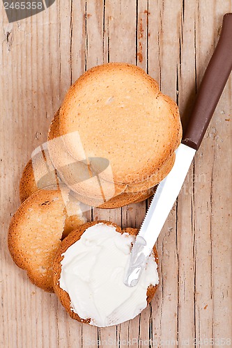 Image of snack crackers with cream cheese 