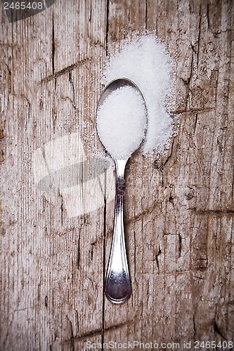 Image of sugar in a spoon 