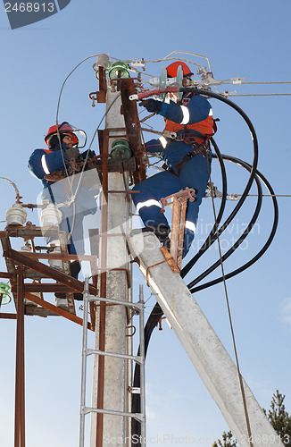 Image of Electricians troubleshoot on power lines