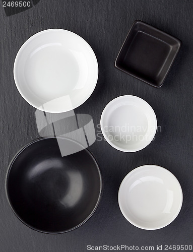 Image of empty black and white bowls