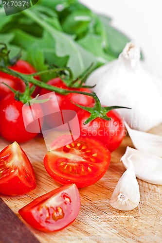 Image of fresh tomatoes, rucola and garlic 