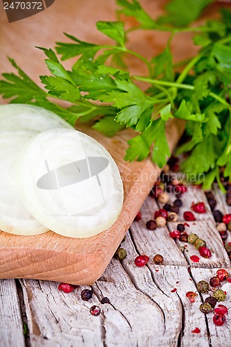 Image of fresh sliced onion, peppercorns and parsley