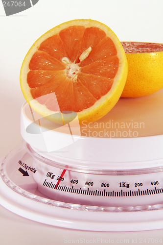 Image of grapefruit on a scale