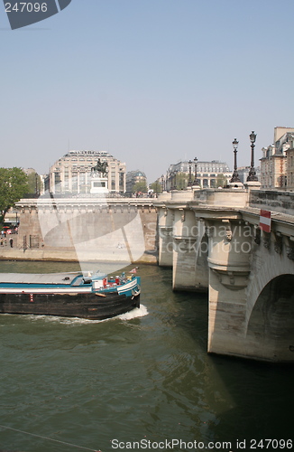 Image of A barge under Pont Neuf