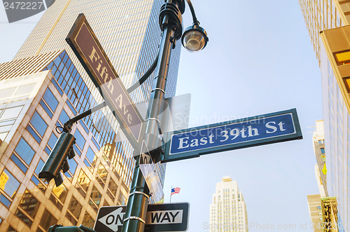 Image of Fifth avenue sign