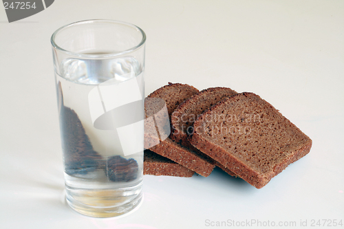 Image of bread and water