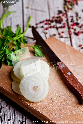 Image of fresh sliced onion, peppercorns and parsley 