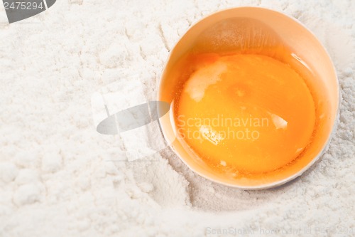 Image of Egg yolk on flour